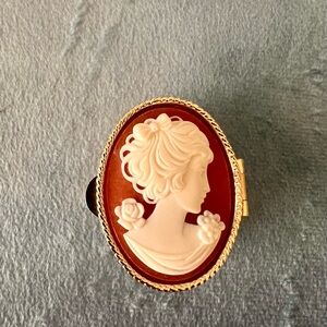 Vintage Cameo pill box
